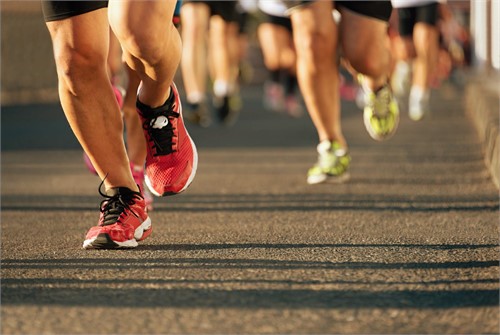 Läufer auf der Strasse - Gutenbergmarathon